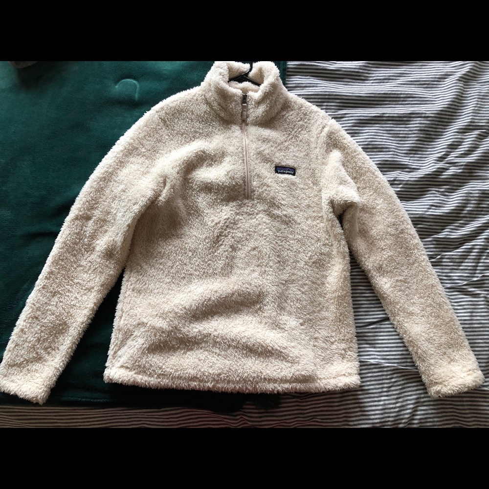 Women’s fuzzy cream Patagonia pullover!